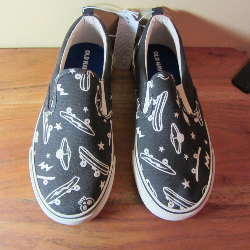 old navy slip-on gym shoes size 2Y skateboards in space NWT (CL352)